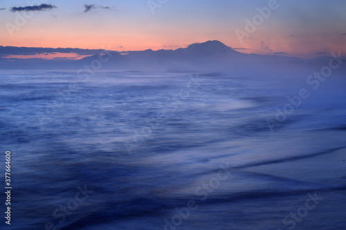 鳥取県の弓ヶ浜半島より霧の日本海と伯耆大山の日の出 © M.Masary