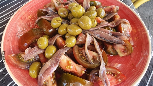 ensalada anchoas tomates aceitunas mediterraneas