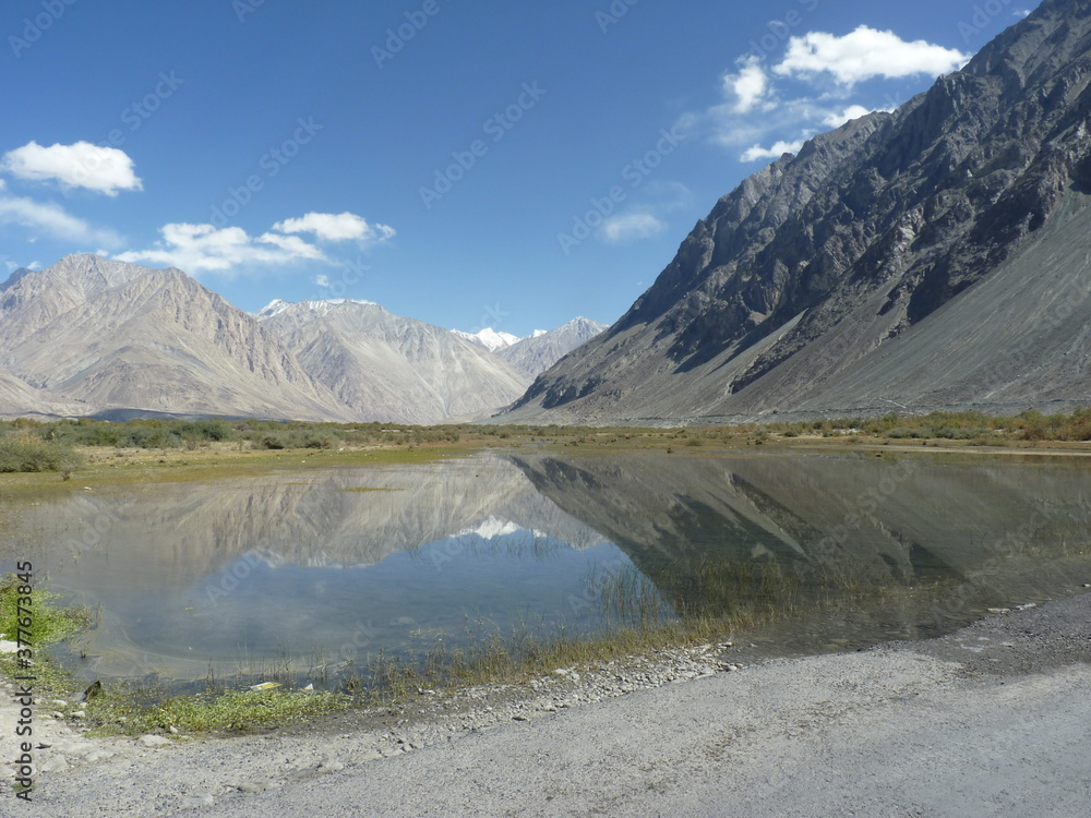Obraz premium Panoramic View of Mountain Range Road In Leh – Ladakh, India.