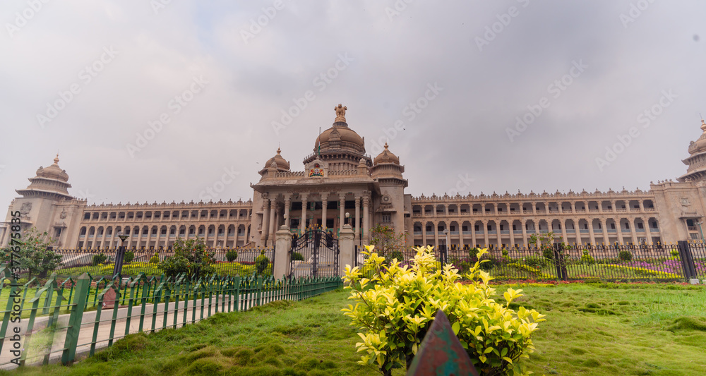 Obraz premium Suvarna Vidhana Soudha, bengaluru- 06 september 2020: indian vidhana soudha with the architectural 