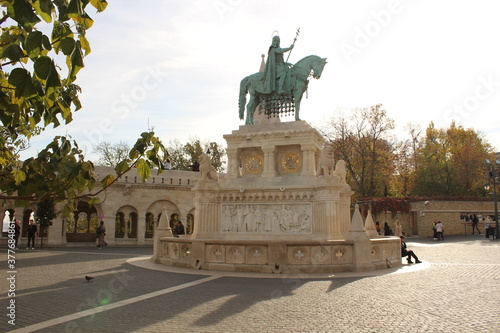 statue
