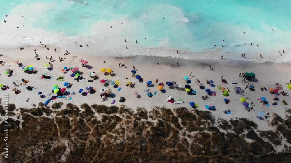 Drohnen Flug in Italien White Sand Beach mit Touristen Strand und Sonnenschirmen auf dem rosignano marittimo spiagge bianche Drohnen Flug in Italien White Sand Beach mit Touristen Strand und Sonnenschirmen auf dem rosignano marittimo spiagge bianche