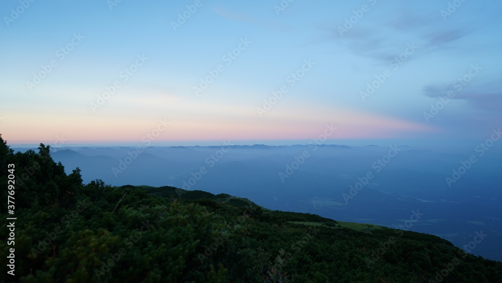 Obraz premium 伯耆大山山頂からの風景 朝