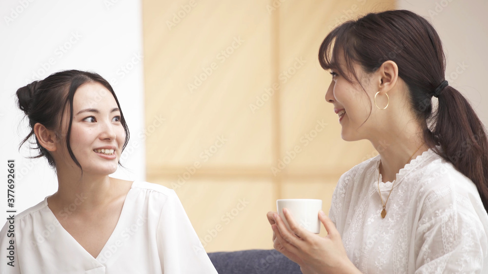 ソファーで談笑する二人の女性