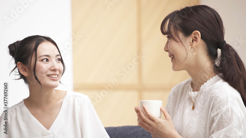 ソファーで談笑する二人の女性