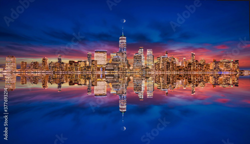 Tablou pe pânză New York skyline from New Jersey on the blue hour with reflection of skyscrapers