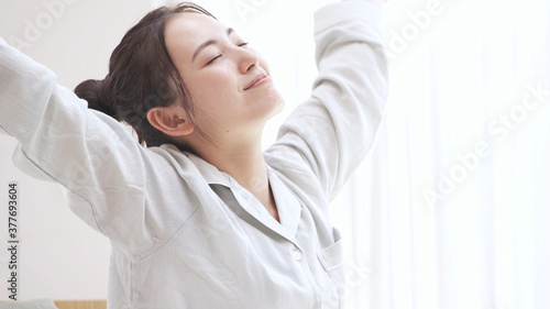 Canvastavla パジャマ姿の若い女性　寝起き