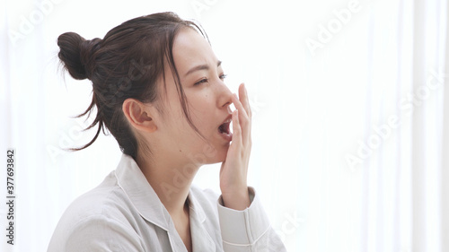 Canvastavla パジャマ姿の若い女性　あくび