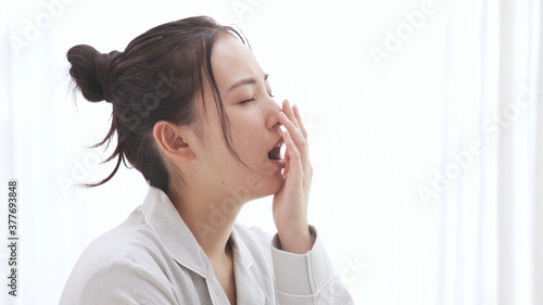 Tapety artystyczne パジャマ姿の若い女性 あくび