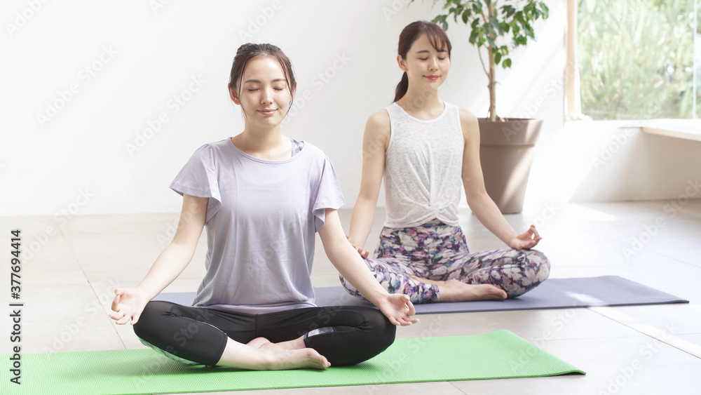 ヨガをする若い女性 ツーショット ヨガをする若い女性 ツーショット