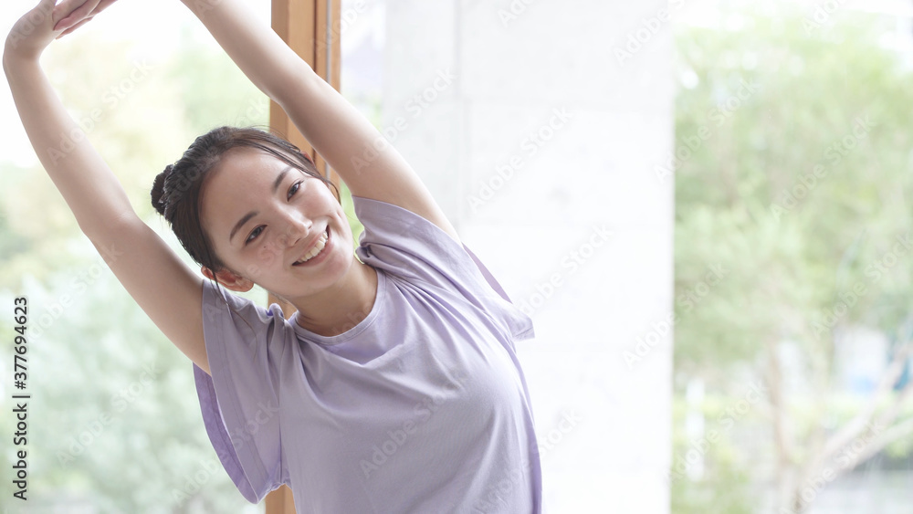 ストレッチをする若い女性 ストレッチをする若い女性