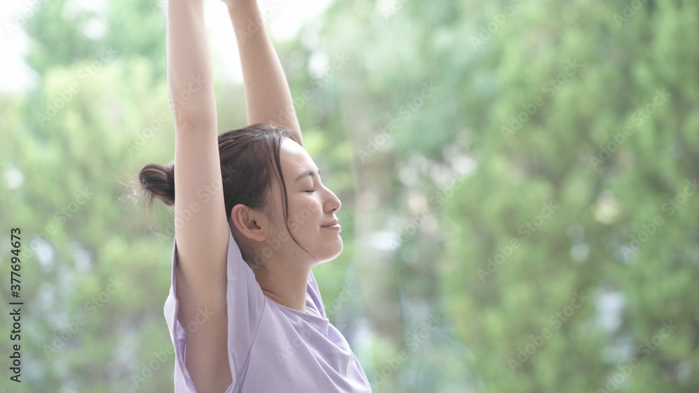 ストレッチをする若い女性