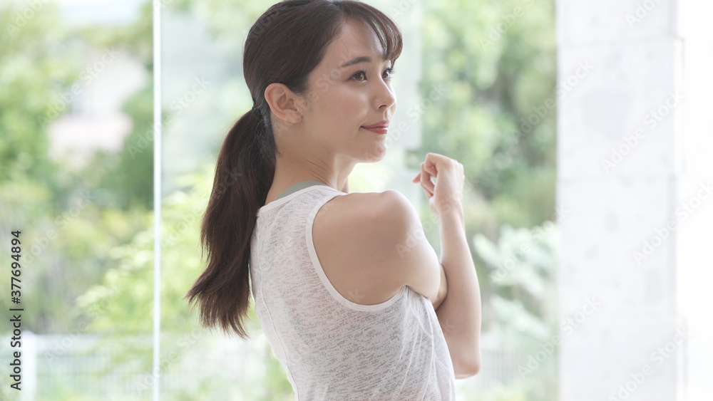 ストレッチをする若い女性 ストレッチをする若い女性
