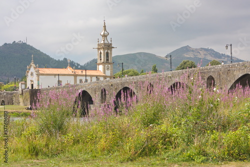 The bridge that gives the name to the town of Ponte de Lima and the church of «Santo Antonio da Torre Velha».
