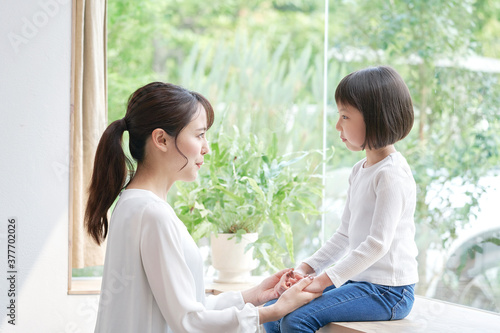 娘と話す母親 © siro46