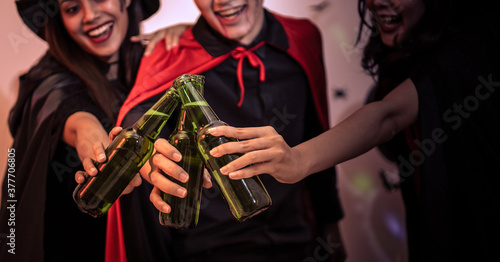 Canvas Print Young people are drinking and celebrating a glass at a halloween party