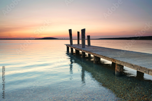 Steg am See im Sonnenuntergang