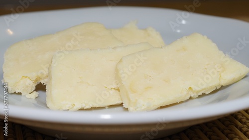 スライスした自家製のチーズ