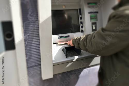 Retrait d'argent d'un guichet automatique DAB en France pour cartes bancaires photo
