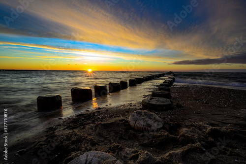 Sonnenuntergang an Strand an der Ostsee