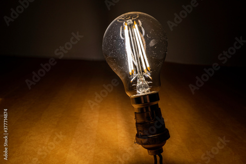 ampoule LED allumée sur douille B22 photo