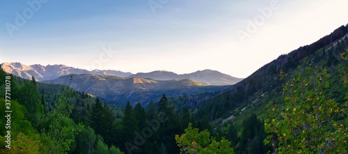 Foto Timpanogos hiking trail landscape views in Uinta Wasatch Cache National Forest, around Utah Lake, in the Rocky Mountains in fall