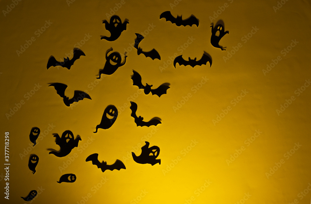 Fondo naranja de temática de Halloween. Con murciélagos y fantasmas. 