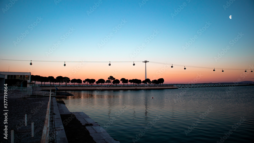 Obraz premium Sunset and cable car - Portugal Por do sol e teleférico - Portugal