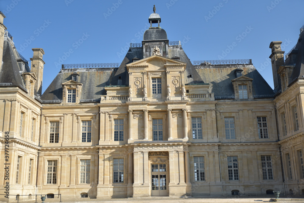 Cour du château de Maisons, France