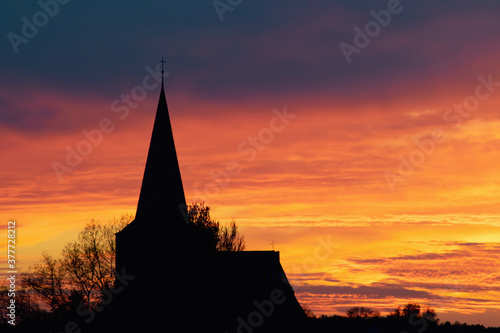 Kościół na tle zachodzącego słońca © Ewelina B.
