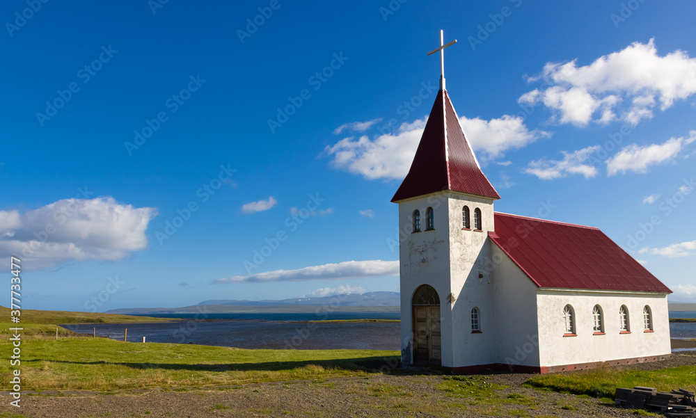Eine kleine Kirche auf den Westfjords in Island Eine kleine Kirche auf den Westfjords in Island
