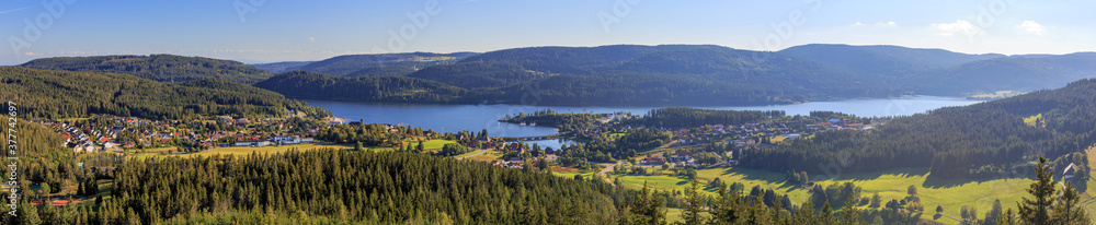 Fototapeta premium Panoramaaussicht auf den Schluchsee vom Riesenbühlturm