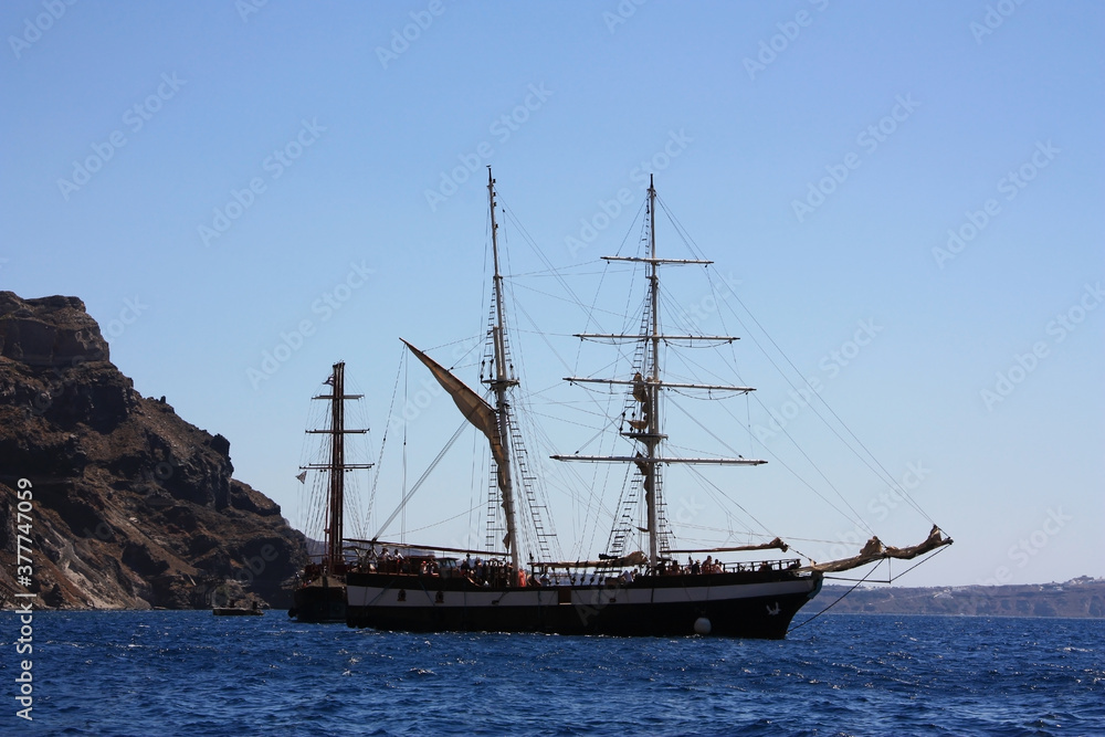 Obraz premium Schiff vor der Küste der Insel Santorini