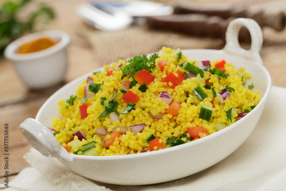 Couscous-Salat mit Gurke und Paprika