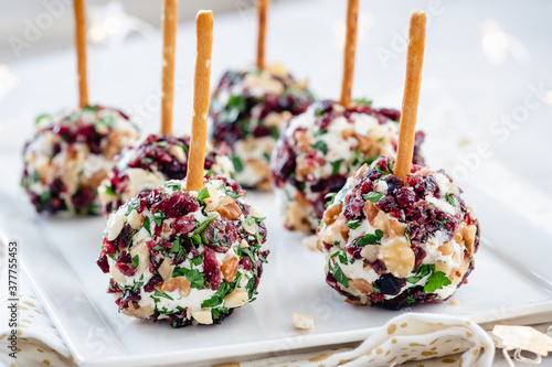 Print op canvas Christmas cheese ball appetizers with cranberries, pecans and herbs