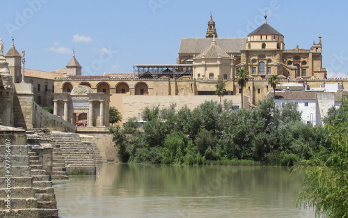 Il monumento Mezquita a Cordoba in prossimità fiume