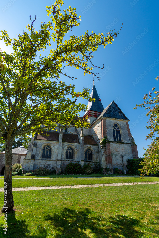 Vue extérieure de l'église Saint-Sauveur, classée monument historique, à Beaumont-en-Auge, Normandie, France