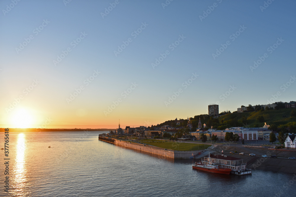 Naklejka premium dawn on the Volga River. Nizhny Novgorod
