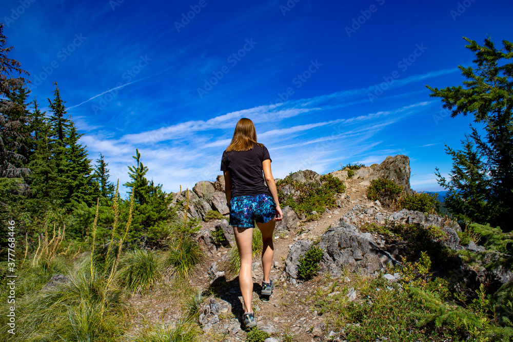 Naklejka premium woman hiking on a mountain