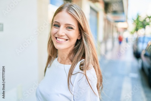 Canvastavla Young caucasian woman smiling happy walking at the city