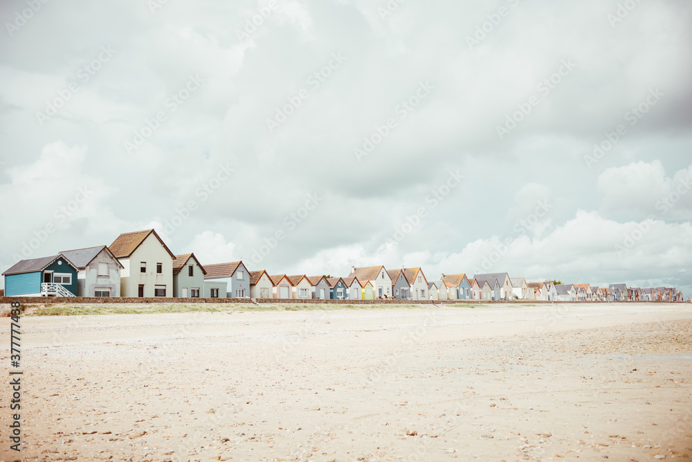 Häuserfront an der Küste der Normandie in Frankreich Ferienhaus Ferienhäuser