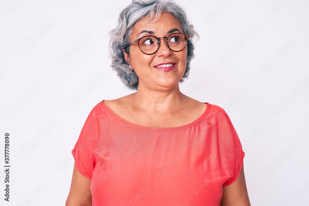 Φωτογραφία Senior hispanic grey- haired woman wearing casual clothes and glasses smiling looking to the side and staring away thinking