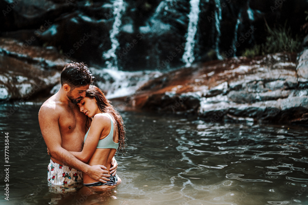 Fototapeta premium Pareja joven ya atractiva en lago de ruta verde en cadiz