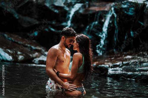 Pareja joven ya atractiva en lago de ruta verde en cadiz