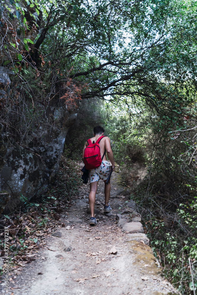 Chico caminando sendero por ruta verde en cadiz Chico caminando sendero por ruta verde en cadiz