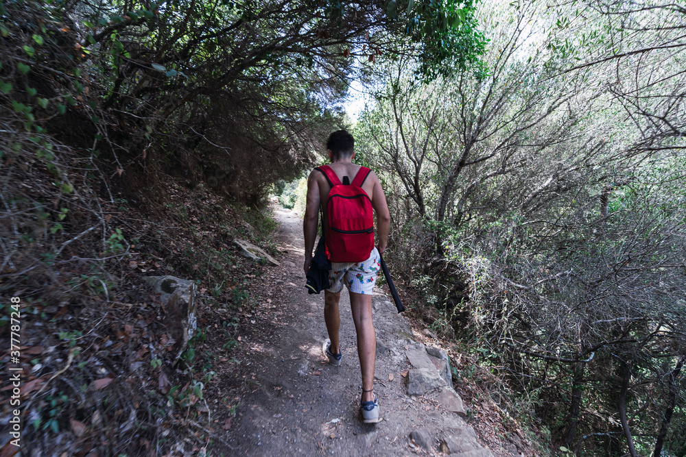 Chico caminando sendero por ruta verde en cadiz Chico caminando sendero por ruta verde en cadiz