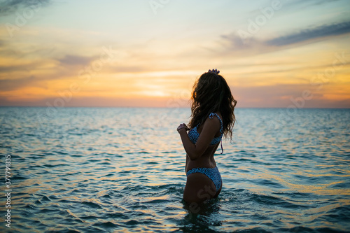 Chica veraniega morena en la playa naturaleza cañas de bambu con skateboard y bikini disfrutando de la hora dorada del atardecer © Tony Moguer