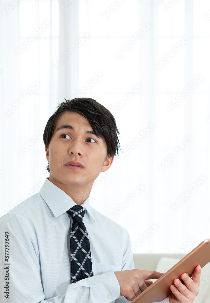 タブレットPCを持つビジネスマン