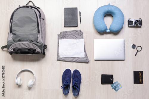 Set of travel accessories f...