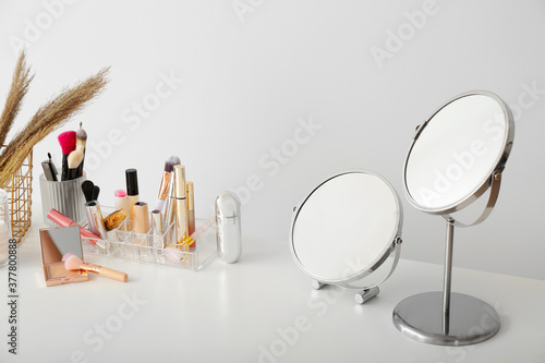 Cuadro en lienzo Set of decorative cosmetics and mirrors on dressing table